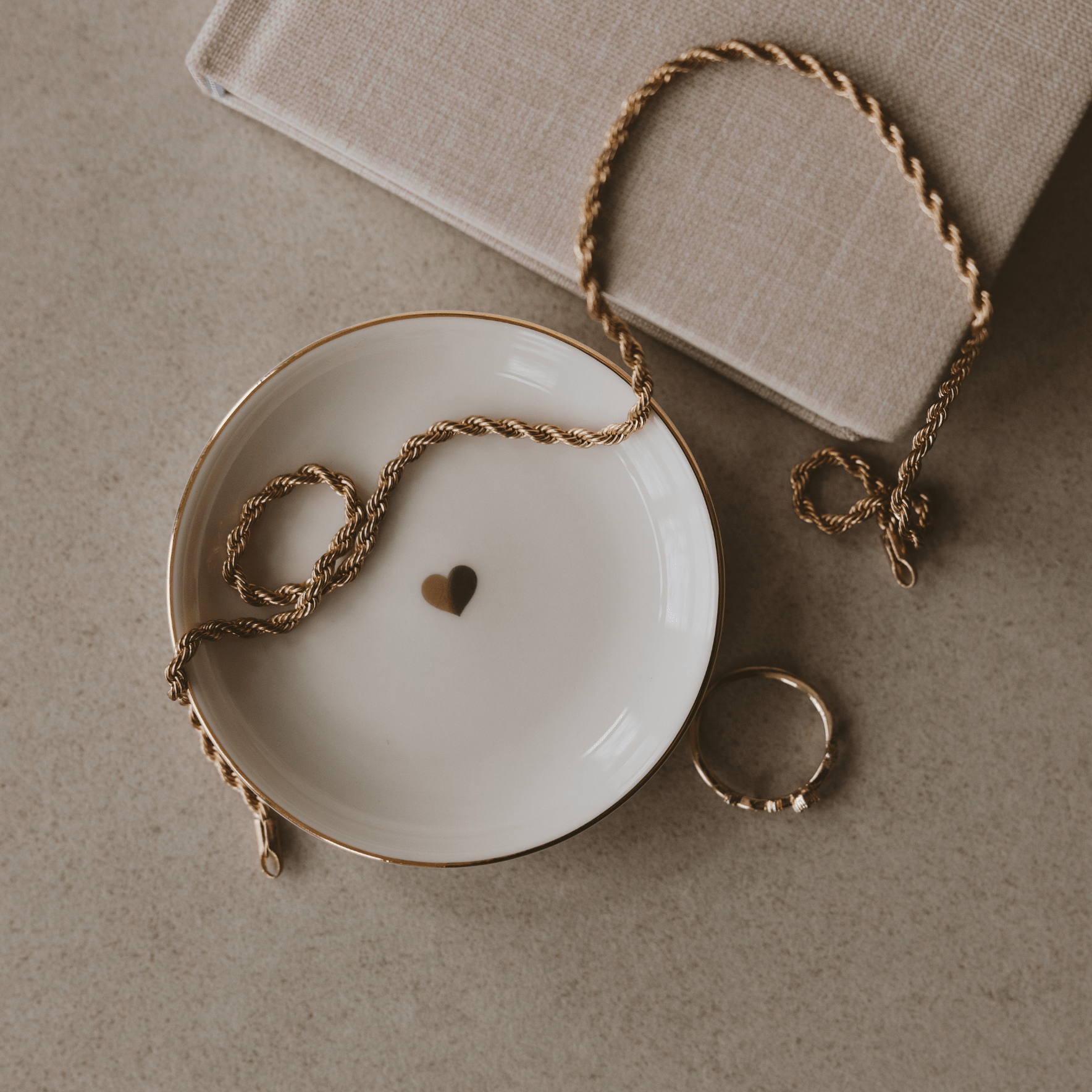 JD042-GOLD-HEART-SMALL-TRINKET-TRAY-762428.png