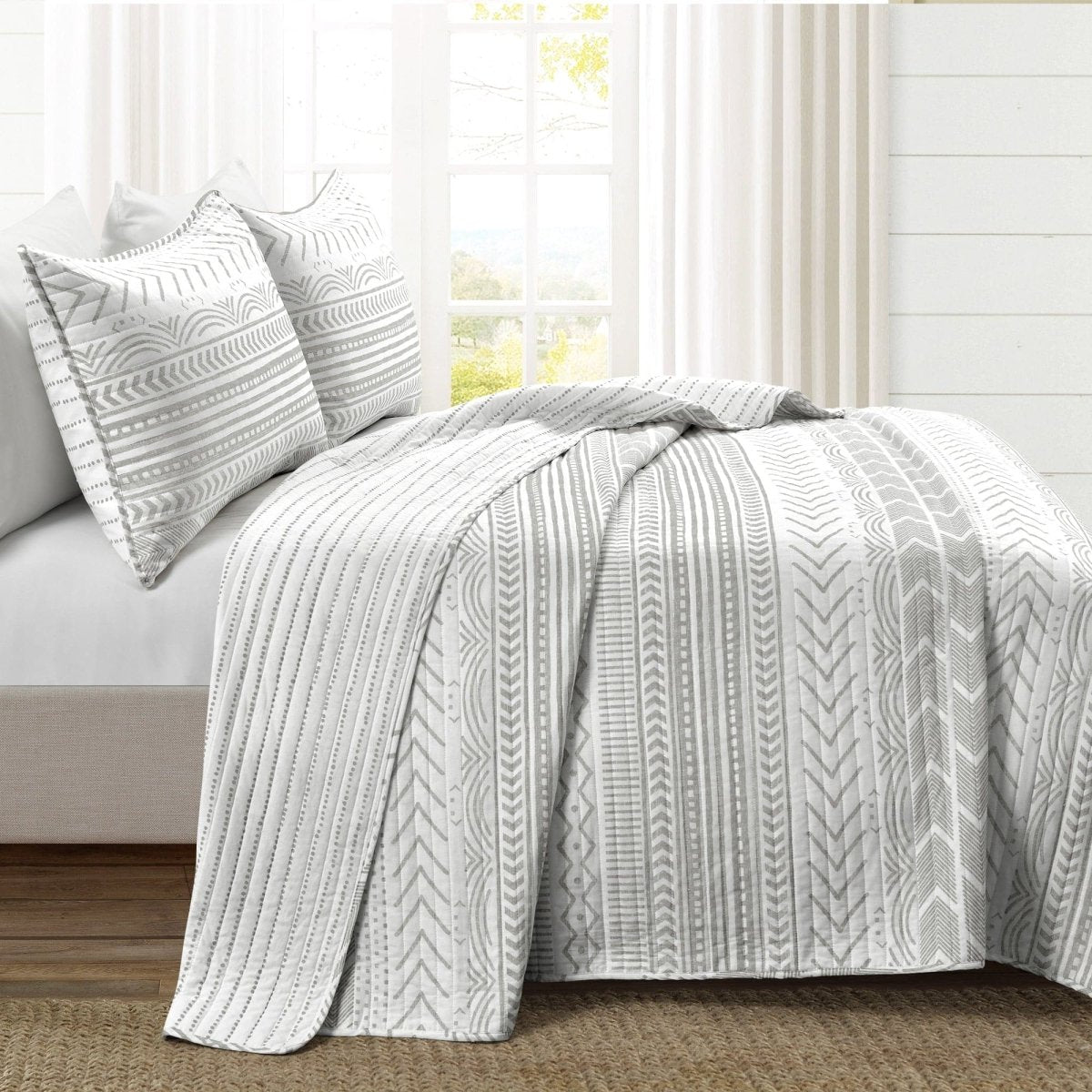 16T005894-HYGGE-GEO-3-PC-GRAY-WHITE-QUILT-KING-194938001854-ALT-1.jpg