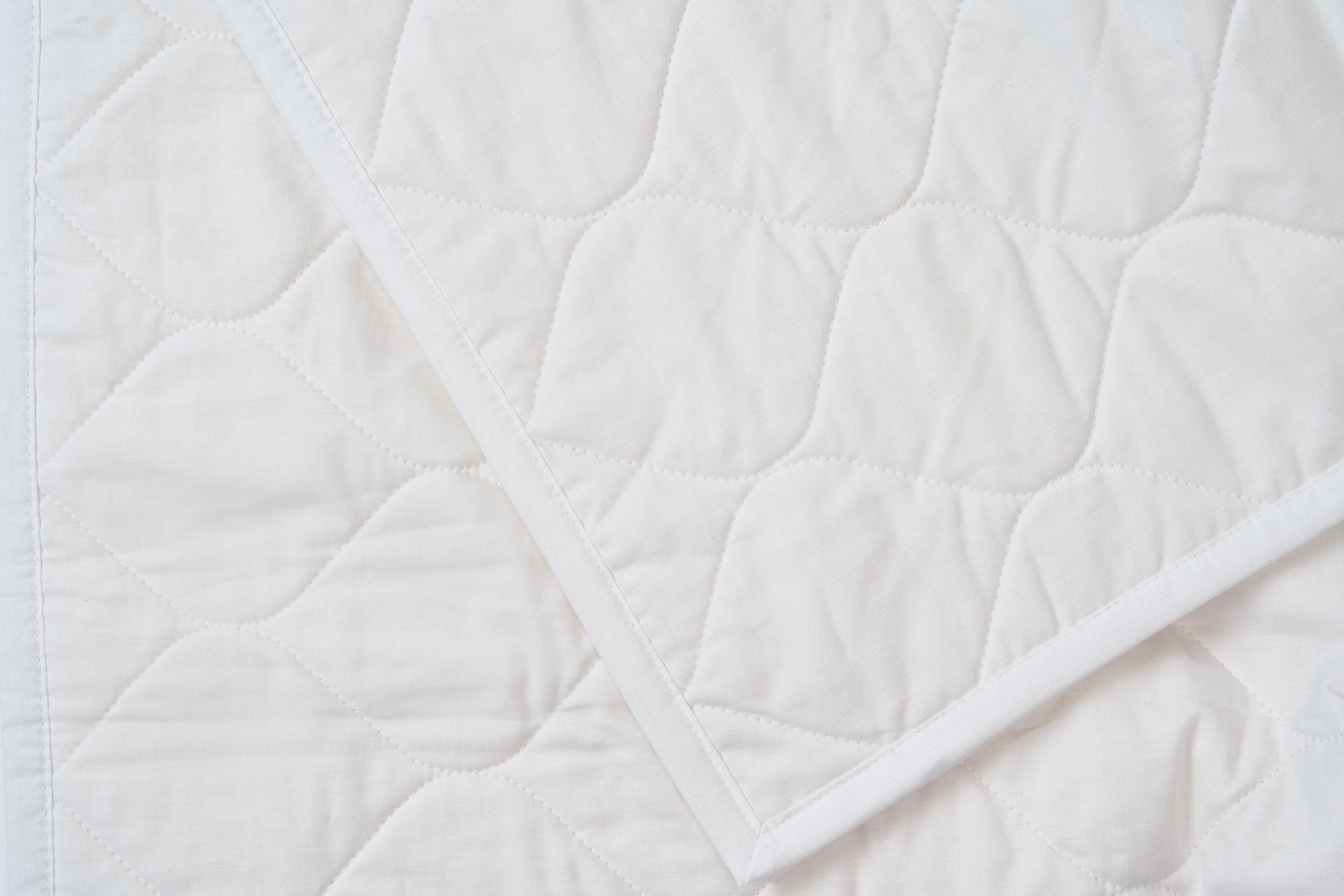 Close_Up_Color_White_Quilted_Bedspread_100_Cotton_Made_in_USA.jpg