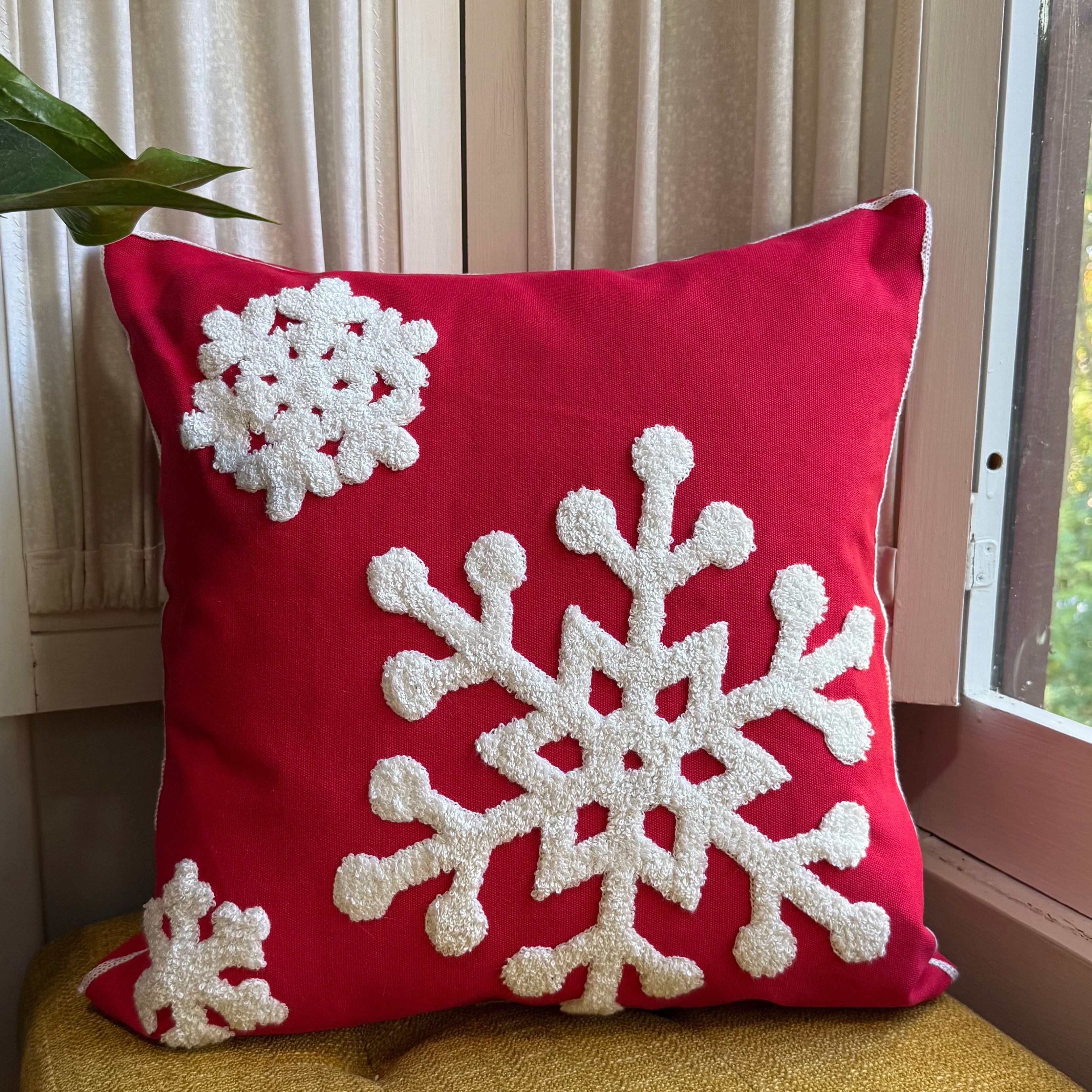 Red-Snowflake-Embroidered-Pillow-Cover_c40d600e.jpg
