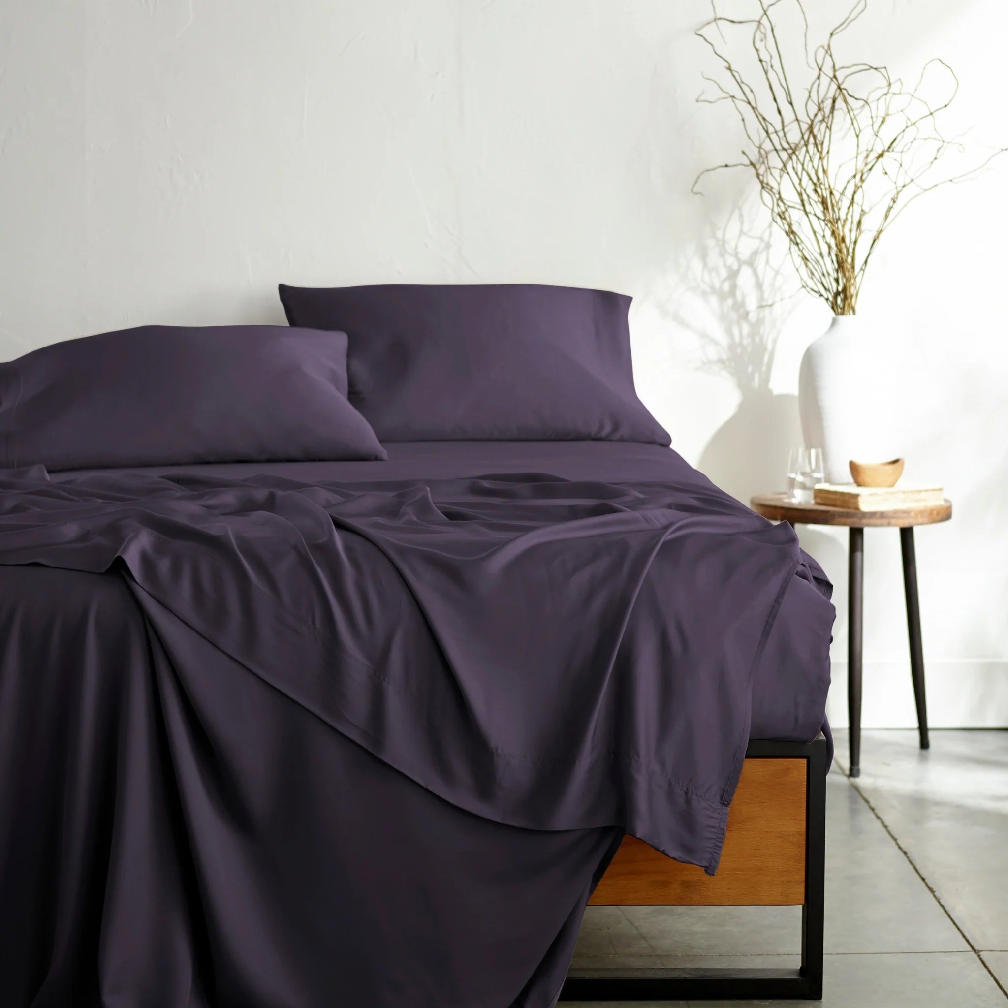 royal-purple-bamboo-bed-sheets-foot-view-2_82c19085-06b3-4c44-ae8c-ba7f302d247f.webp